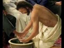 Resultado de imagen para jesús lava los pies de sus discípulos