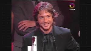 A federal agent joins forces with another man to break up a powerful ring of drug dealers. Adrian Suar Fundacion Konex