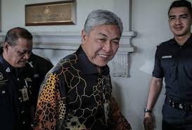 Zahid further confirmed that umno's political bureau will be meeting tonight, but said that the issue of whether umno would support anwar is not on the meeting agenda. Ahmad Zahid Tukar Fikiran Tak Jadi Jumpa Muhyiddin