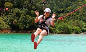 Dieses paket beinhaltet eine schnorchelstunde in der nähe des strandes von sapi island mit der option, andere wassersportarten zu betreiben, die bei der ankunft auf der insel bezahlt. Coral Flyer The Longest Island To Island Zipline In The World Mysabah Com