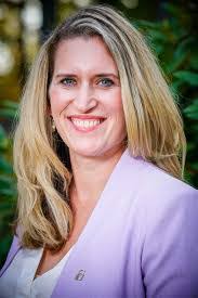 Dana Hilliard's Instagram, Twitter & Facebook