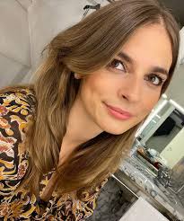 Benedita Pereira mostra novo visual de "pijaminha e roupão"