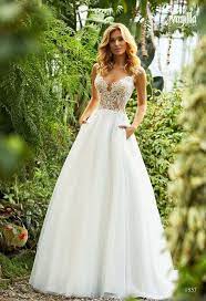 Die brautkleider der hochzeitsausstatter in dresden, chemnitz, zwickau oder leipzig gibt es in folgenden schnittformen Sposabella Brautkleider Kollektion Brautmode Glamour Ihr Spezialist Fur Brautkleider In Chemnitz Brautmode Kleider Hochzeit Braut