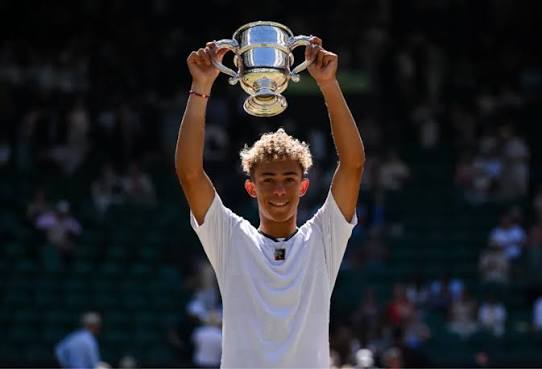 Desde la qualy hasta el título y con solo 16 años; Jordan Lee era el jugador más joven del draw de junior en #Wimbledon y terminó venciendo al australiano Cruz Hewitt (hijo