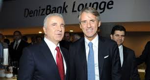 Galatasaraylı futbolcular, eski teknik direktörleri roberto mancini'ye dördüncü yıldızı kazandıklarını simgeleyen kağıt ile bir not vererek büyük jest fenerbahçeli volkan demirel, şampiyon oldukları dönemde mancini'nin saha içine gönderdiği notlara 'şampiyon fenerbahçe' yazarak ti'ye almıştı. Dev Zirveden 4 Yildiz Cikti Spor Haberleri