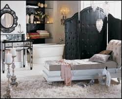 Dark stained base provides contrast to the light neutral upholstery, mixed with gorgeous antique pieces and mirrored accents completes the glam look. If I Were To Die I Want It To Be In That Room On That Divan Hollywood Glam Style Bedrooms Gif 353 Old Hollywood Decor Old Hollywood Bedroom Hollywood Decor