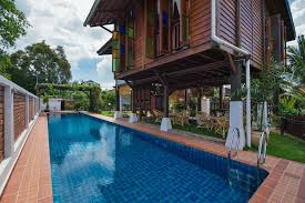 Terdapat juga homestay melaka with private swimming pool untuk jenis banglo 5 bilik dan villa 5 bilik. Home 11 Homestay Rumah Tradisional Dengan Swimming Pool Biru