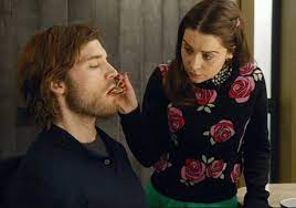 Non sa bene cosa fare della sua vita, ha 26 anni e passa da un lavoro all'altro per aiutare la sua famiglia. Emilia Clarke E Sam Claflin In Una Scena Di Io Prima Di Te Maxw 1280 Gogo Magazine
