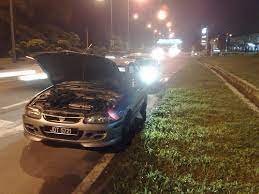 Pembahagi jalan boleh jadi tembok konkrit, rel pengawal ataupun ruang tanah kosong yang lapang. Takdir Allah Pancitkan Tayar Kereta Lelaki Ini Hikmahnya Selepas Itu Sungguh Tidak Disangka