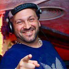 Крали Марко е измислен и фалшив герой. Супермен е детска рисунка. Има един  истински мъжкар и той е българин. На плажа, на президентски избори и  най-вече до Вас в квартала. Той не