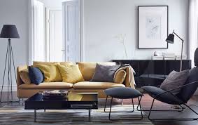 Ein Modernes Wohnzimmer U A Mit Soderhamn 3er Sofa Mit Bezug Samsta In Dunkelgelb Vilstad Sessel Mit Soderhamn Sofa Mobel Wohnzimmer Einrichten Und Wohnen