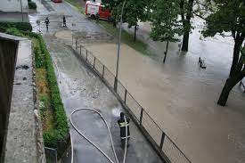 Die einsatzkräfte zweier feuerwehren, der wasserrettung und des rettungsdienstes standen bei der rettung einer erschöpften person im bereich der traun im einsatz. Hochwasser In Steyr Geht Zuruck Laumat At
