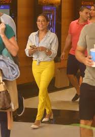 A mãe de ludmilla se revoltou e não gostou nada da seletividade de samantha schmütz em não se pronunciar sobre a ida de mônica martelli na festa de marina ruy barbosa e ter tirado fotos aglomerando, segundo ela, a humorista é seletiva e só promove o cancelamento quando não é do vínculo dela. Samantha Schmutz Faz Rarissima Aparicao Com O Marido Gato Em Noite De Cinema