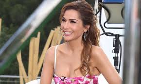 Δέσποινα βανδή, pronounced ˈðespina vanˈði ), born as despina malea ( δέσποινα μαλέα) on 22 july 1969, is a greek singer. Despoina Bandh Ti Sxesh Exei Me Ta Paidia Ths Kai Poso Aysthrh Mama Einai Vid Mothersblog Gr