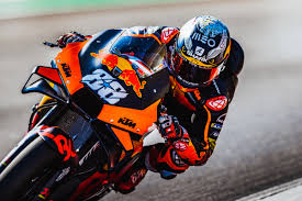Miguel oliveira (ktm) terminou hoje na 16.ª posição o grande prémio de aragão de motogp, em espanha, 10.ª prova do mundial de velocidade de motociclismo de 2020, vencida pelo espanhol alex rins (suzuki). Miguel Oliveira Em Ultimo Apos Queda Mas Com Postura Heroica Em Portimao Motorcycle Sports