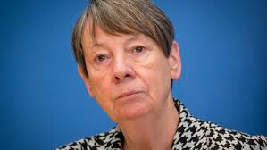 Umweltministerin Barbara Hendricks fordert Strafabgabe beim Kauf von  Spritschluckern