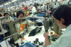 Salah satunya oleh pria asal kota bharu, kelantan, malaysia yang dengan enggan menjual sepasang sepatu converse non skid miliknya, lapor says, selasa (29/6/2021). Pandemi Covid 19 Bikin 1 800 Pekerja Pabrik Sepatu Di Tangerang Kena Phk Ekonomi Bisnis Com