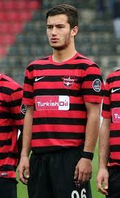 Çok önemli futbol kariyeri var ve bence ileride de çok iyi bir antrenör olacak. Ogulcan Caglayan Wikipedia