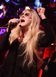 Stevie nicks tomó la decisión de no tener hijos propios para darle prioridad a su carrera, declarando: Stevie Nicks On Her Fleetwood Mac Team Solo Joys And The 2016 Election The New York Times