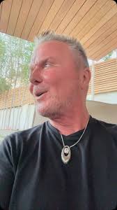 Ich würde auch gerne Geschichtenerzähler werden , habe so viel tolle Dinge  und Momente erlebt , und würde auch hier mal komplett die Hosen  runterlassen und sozusagen "aus'm Nähkästchen plaudern"