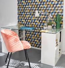 Un Plateau En Verre Pose Sur Des Cubes De Rangement Mixxit Voici Un Bureau Rapidement Installe Une Bande Plateau En Verre Bureau En Verre Decoration Maison