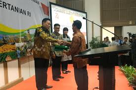 Sekretariat tim reformasi birokrasi kementerian pertanian kampus kementan, jl harsono rm no.3 gd. Kementan Beri Penghargaan 30 Pelaku Pertanian Teladan Ekonomi
