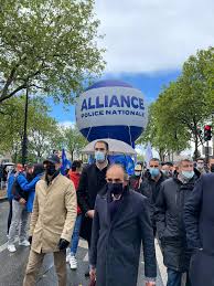 Françis lalanne était également présent et la confrontation entre les deux invités et zemmour et naulleau, les chroniqueurs les plus. Eric Zemmour Manifeste Aux Cotes Des Forces De L Ordre Memorabilia