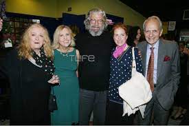 Η γκέλυ μαυροπούλου γεννήθηκε στις 21 οκτωβρίου του 1932 στη θεσσαλονίκη. 8eatriko Reunion H Palia Genia Twn H8opoiwn Sthn Premiera Toy A Antwnopoyloy