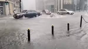 Jeden z naszych czytelników przysłał nam nagranie, na którym widać jak mimo ulewy zraszacze podlewają. Ulewa I Burza W Warszawie Wiele Drog Zostalo Zalanych Ile Spadlo Wody W Stolicy Polski Dobrapogoda24 Pl