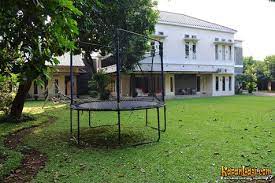 Rumah dijual dengan 5 kamar tidur di sari harjo yogyakarta. Asri Dan Nyaman Rumah Dengan Halaman Luas Milik Farhan Kapanlagi Com