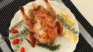 Mit diesem einfachen rezept für hähnchen im ofen befindest du dich auf einer kulinarischen reise. Rezept Brathahnchen Mit Rosmarin Und Zitrone Im Backofen Youtube