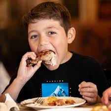 Domingo de pollito... 🍗🍗🍗 En la última foto nuestro modelo te enseña a  comer correctamente el pollo a la brasa 🤣🤣🤣