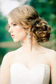 Bien sur la couleur blanche reste la couleur classique pour les mariées mais choisissez la. Chignon Sur Le Cote 30 Modeles Pour S Inspirer J Ai Dit Oui Coiffure Mariage Chignon Cote Coiffure Mariee