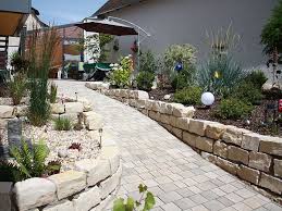 Ihr Bauunternehmen Wiedemann Ubernimmt Ihre Pflaster Und Natursteinarbeiten Wir Realisieren Fur Sie U A Garte Stutzmauer Terrasse Im Freien Garten Gestalten