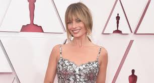 Margot robbie debuts daring new bangs at the 2021 oscars and fans can't get enough. Oscars 2021 Margot Robbie In Chanel Couture Laptrinhx News
