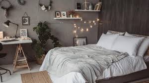 Dale un toque extra a un mueble. Como Decorar El Dormitorio Con Guirnaldas De Luces Hogarmania