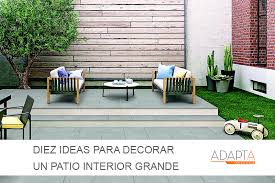 Si tiene dos niveles, aprovecha las diferente altura para decorar el patio interior y hacer 2 zonas ,incluso poner una alberca o pequeña piscina. 10 Ideas Para Decorar Un Patio Interior Grande Adapta Reformas