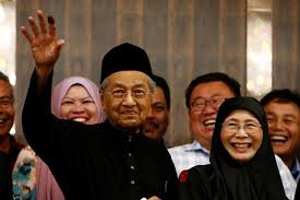 Setelah beberapa hari tun mahathir mohamad dilantik sebagai perdana menteri malaysia yang ketujuh, hari ini beliau dan majlis presiden pakatan harapan telah mendapat kata putus dengan menamakan beberapa menteri kabinet baharu di bawah pemerintahan pakatan harapan. Mahathir Dilantik Jadi Perdana Menteri Ketujuh Malaysia