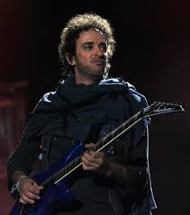 Gustavo cerati se lanzó como solista a través del gran disco bocanada, al cual le siguieron +bien, 11 episodios sinfónicos, siempre es hoy, ahí vamos, fuerza natural. Gustavo Cerati Cumple 4 Anos En Coma Con Asistencia Respiratoria Gente Entretenimiento El Universo