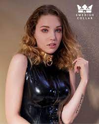 A rainy day but that's not a reason not to wear latex. Swedishcollar On Twitter Fantastic Serena Frost Is Wearing Our 40mm Collar In Solid Bronze Collar Collared Swedishcollar Eroticphoto Solid Bronze Lockable Choker Heavyjewelry Https T Co Udy4us7pph Twitter