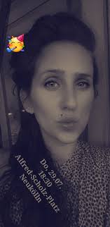 Hallo Menschen! Ein paar Kilo schwerer und sicherlich einige Falten reicher  (von grauen Haaren bin ich bisher verschont 🙏), spiele ich morgen ab  ziemlich genau Punkt 18:30 ein einstündiges Set auf dem