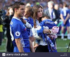 Последние твиты от césar azpilicueta (@cesarazpi). Chelseas Cesar Azpilicueta Mit Seiner Frau Adriana Azpilicueta Und Ihre Kinder Tochter Martina Links Und Ihre Anderen Kinder Wahrend Der Feierlichkeiten Nach Dem Spiel Stockfotografie Alamy