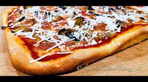 La farina di base è la semola rimacinata, cui occorre aggiungere una tipo1 o tipo2 di grano tenero macinato a cilindri e infine una farina integrale macinata a pietra. Pizza In Teglia Con Farina 100 Di Semola Di Grano Duro E Lievitazione Con Lievito Di Birra Youtube