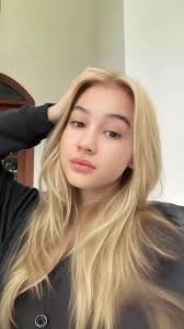 Sandra Blonde Lange Haare