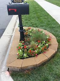 Pin By Beth Skelding On Garden Of Creativity Mailbox Landscaping Mailbox Garden Mailbox Flowers
