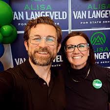 Julie Checketts's Instagram, Twitter & Facebook