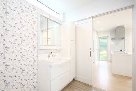 花柄のアクセントクロスがおしゃれな洗面所 ピアラ 二世帯住宅 洗面所