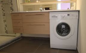 Comment Cacher Votre Lave Linge 12 Designs De Meubles Pour Recouvrir Votre Machine A Laver Atlantic Bain Amenagement Salle De Bain Meuble Salle De Bain Machine A Laver