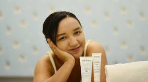 Kamu cukup oleskan minyak pada kulit kering dan pijat dengan lembut. Cara Mengatasi Kulit Wajah Kering