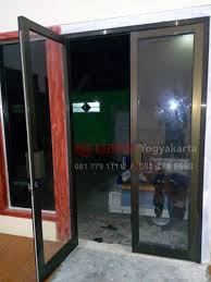 Kalian dapat mempercantik rumah dengan pemilihan warna cat dan juga penataan furniture yang tepat. Pemasangan Pintu Alumunium Kupu Tarung Di Krajan Ngaran Ngadirejo Temanggung Nirwana Group Yogyakarta